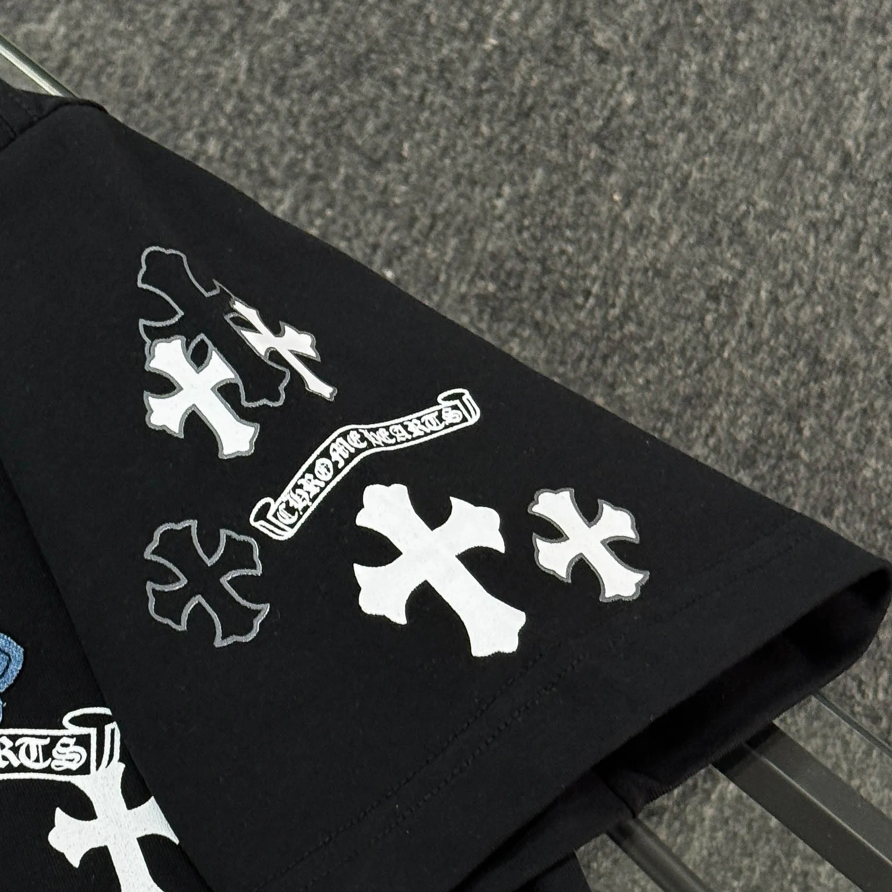 P180 Chrome hearts 25 high version fabrics made of 300 grams of high-density cotton, no deformation, no shrinkage, complete with three labels, same style for men and women, process; printing + denim patch embroidery process + original metal label Color: black white khaki SIZE: S-XL